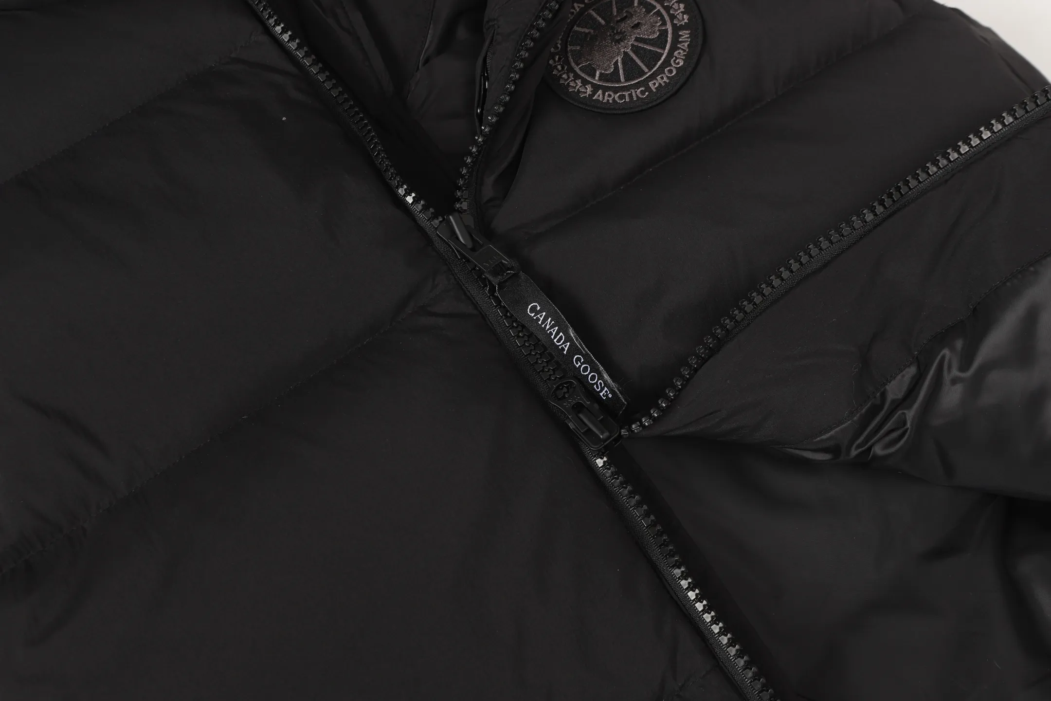 P560 Canada gooes Lawrence down vest (high version) The Lawrence down vest features a durable shell and quilted body, making it a must-have item for all seasons. The fabric has a durable soft touch. Longer hem at back for added protection. Reflective double-stripe grip tape at back. The Lawrence features an engineered down-filled collar to block strong winds, a two-way front zip and a longer rear hem.  Color: black with red label, black with black label, desert color, ocean blue Size: XS-2XL